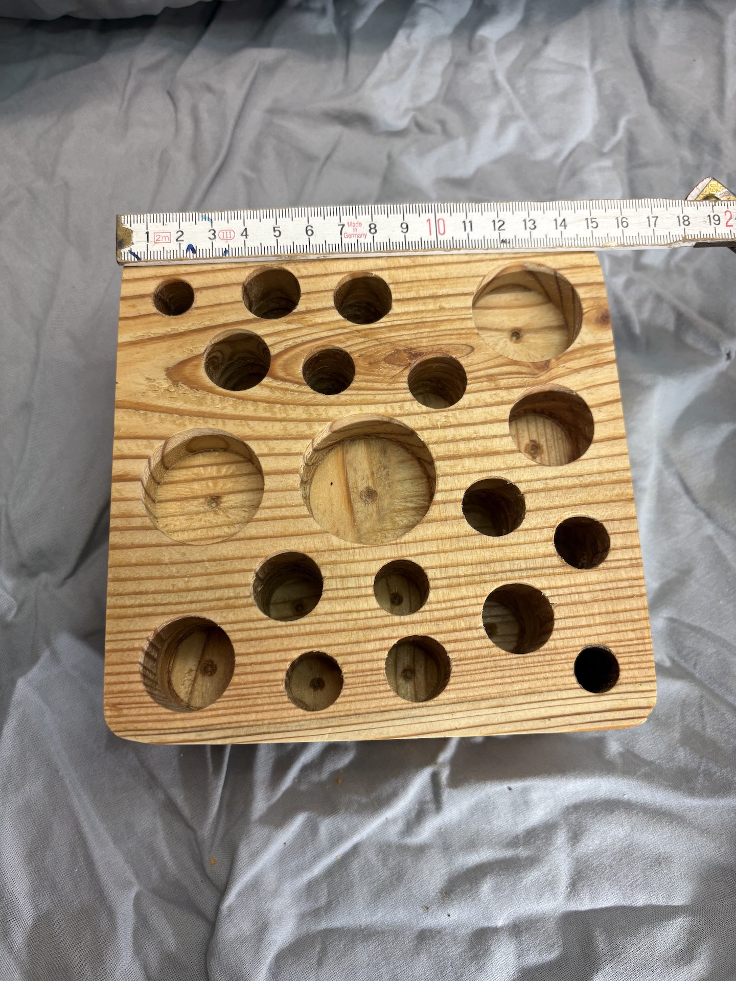 Ordnungssystem-Block, manuell bearbeitet, Unikat aus Lärchenholz