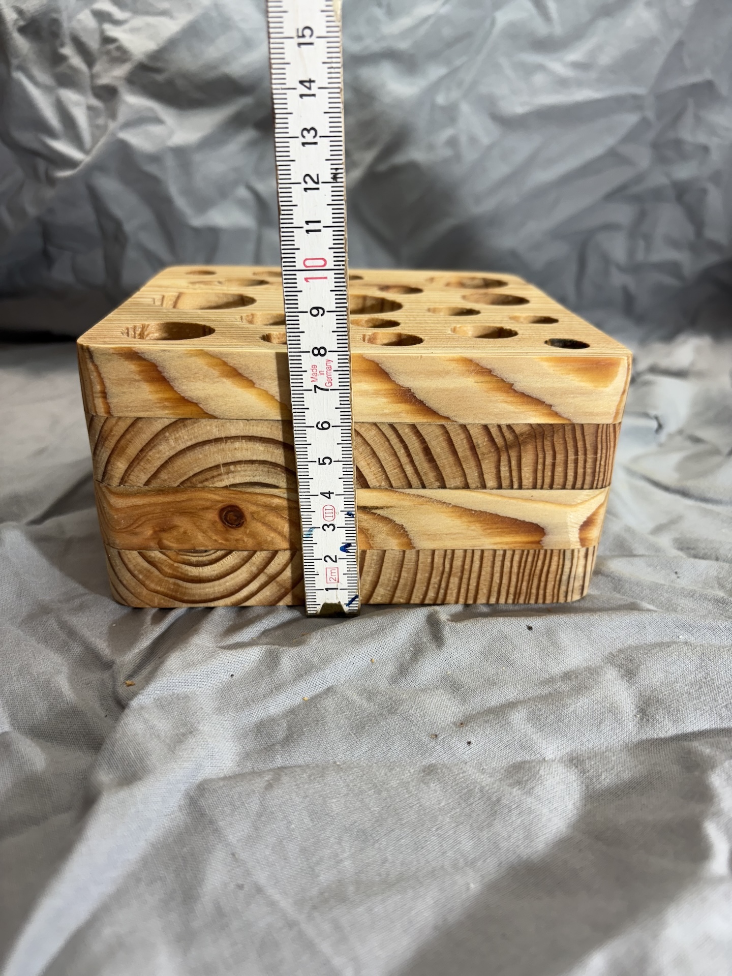 Ordnungssystem-Block, manuell bearbeitet, Unikat aus Lärchenholz