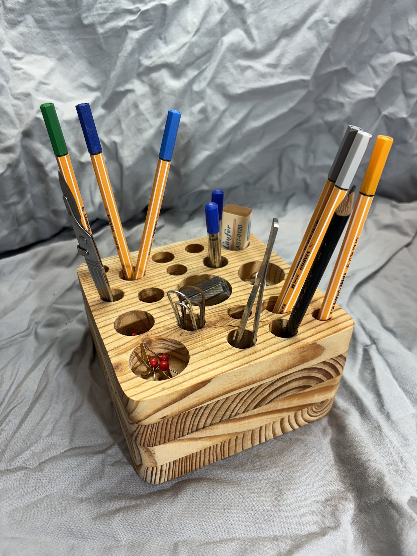 Quadrat mit mehreren Bohrungen, Durchmesser: 1 bis 3,4 cm, Tiefe: 1,7 bis 5 cm