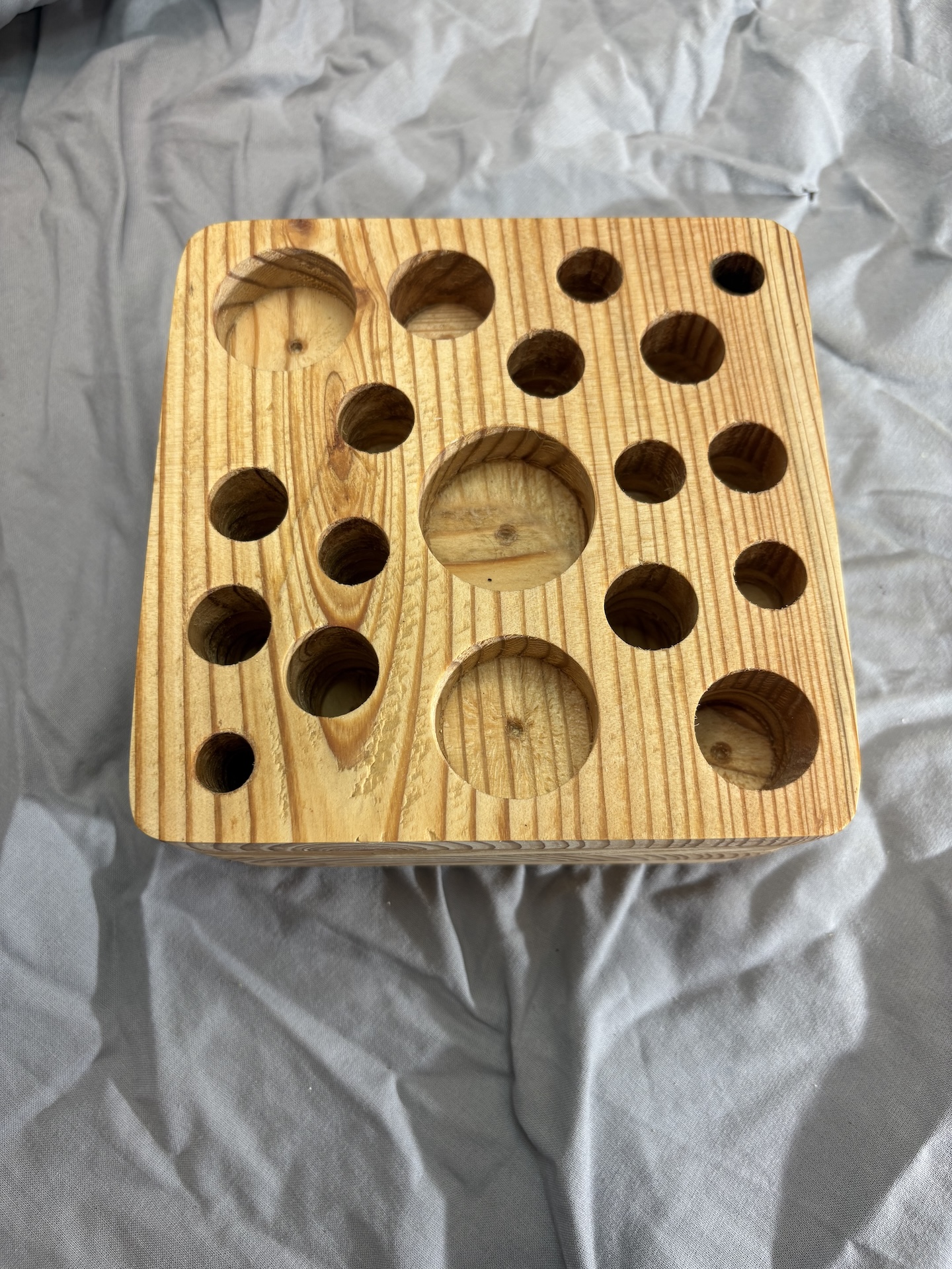 Ordnungssystem-Block, manuell bearbeitet, Unikat aus Lärchenholz