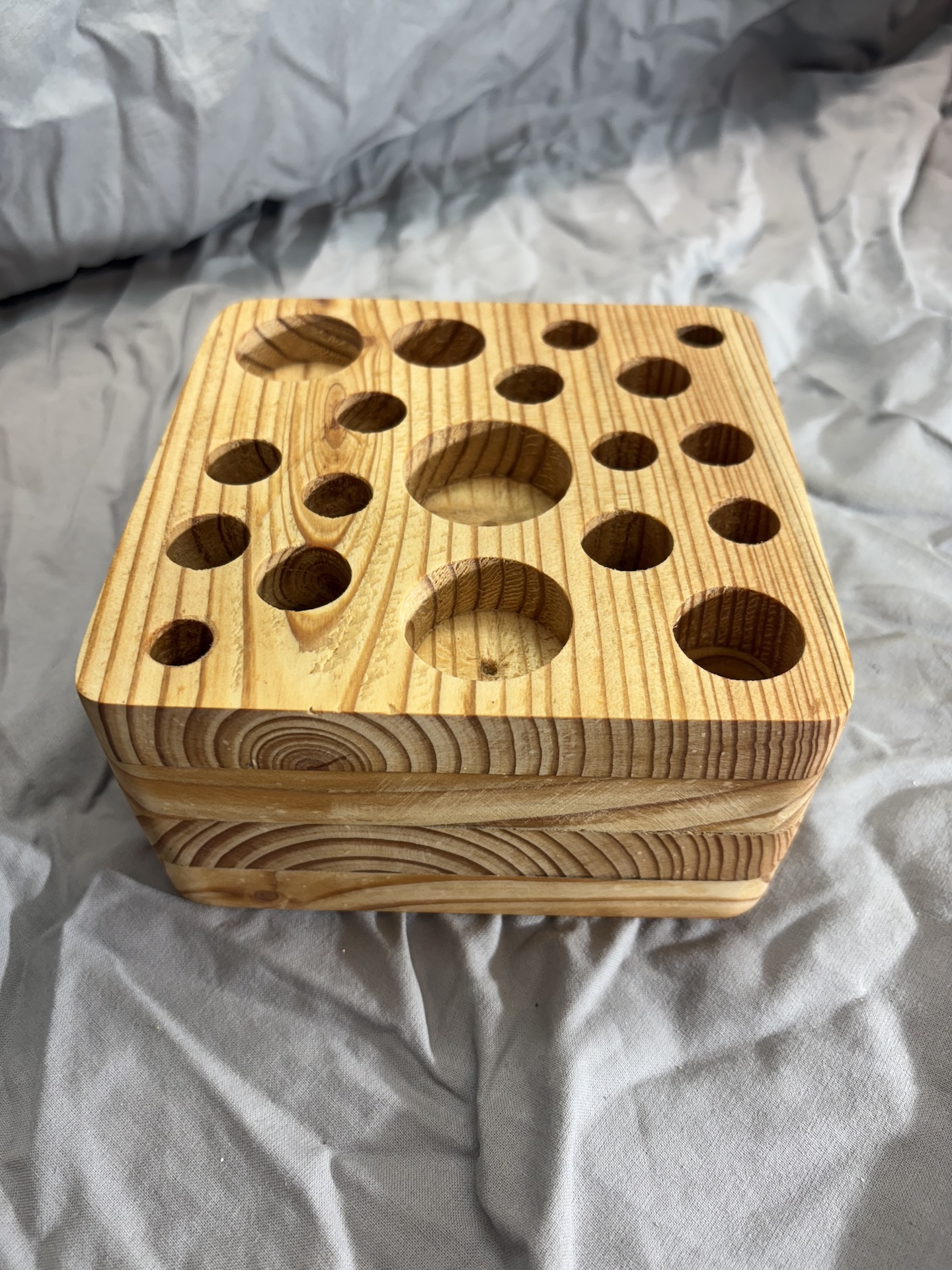 Ordnungssystem-Block, manuell bearbeitet, Unikat aus Lärchenholz