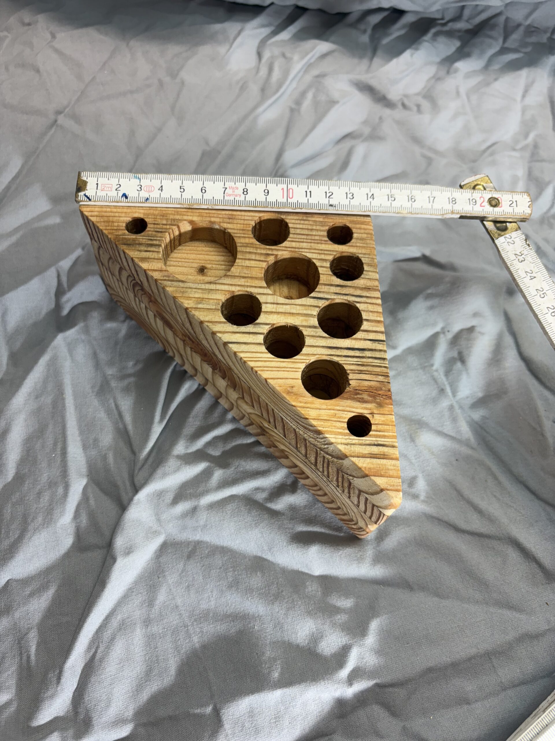 Ordnungssystem-Block, manuell bearbeitet, Unikat aus Lärchenholz