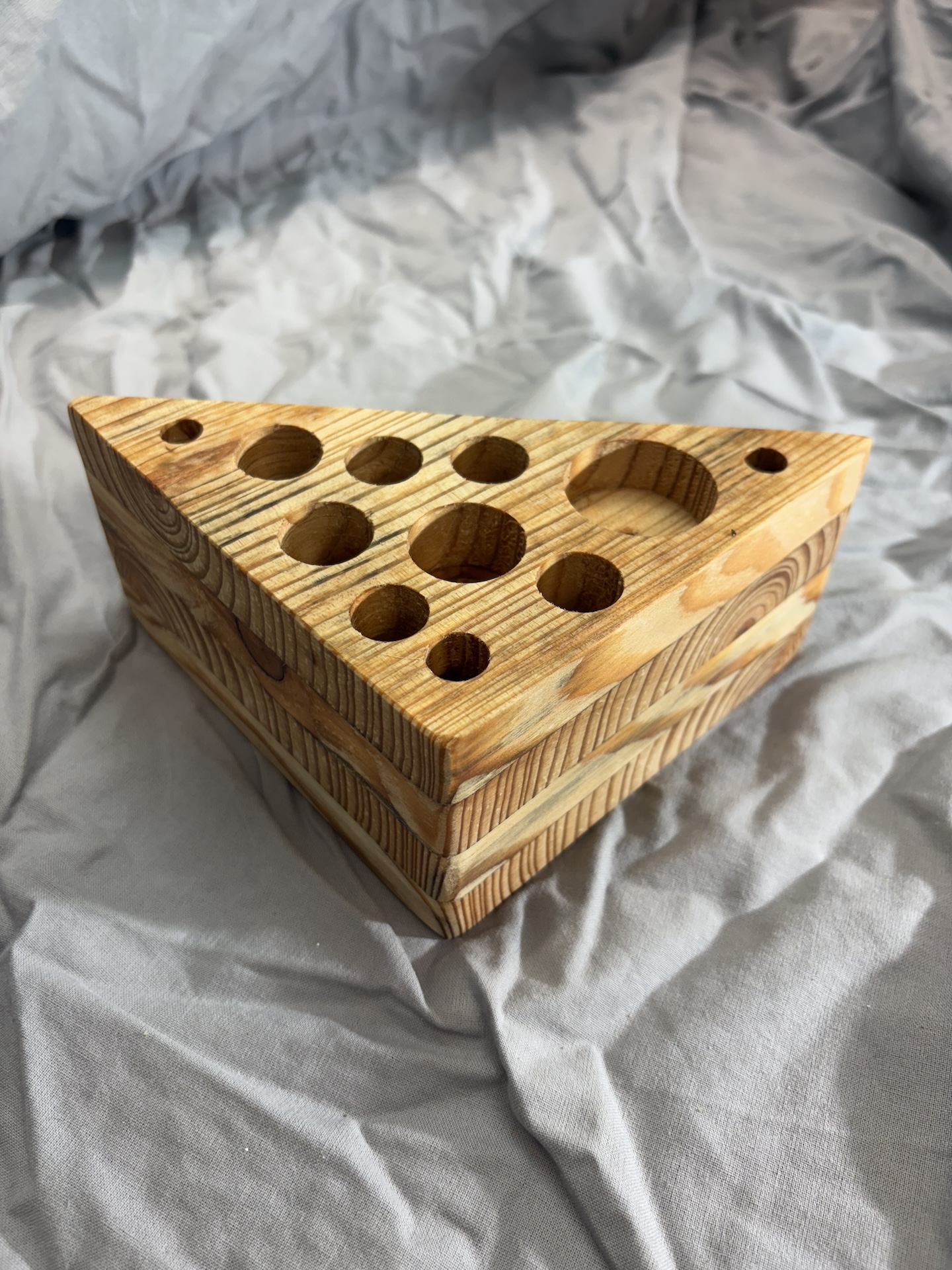 Ordnungssystem-Block, manuell bearbeitet, Unikat aus Lärchenholz