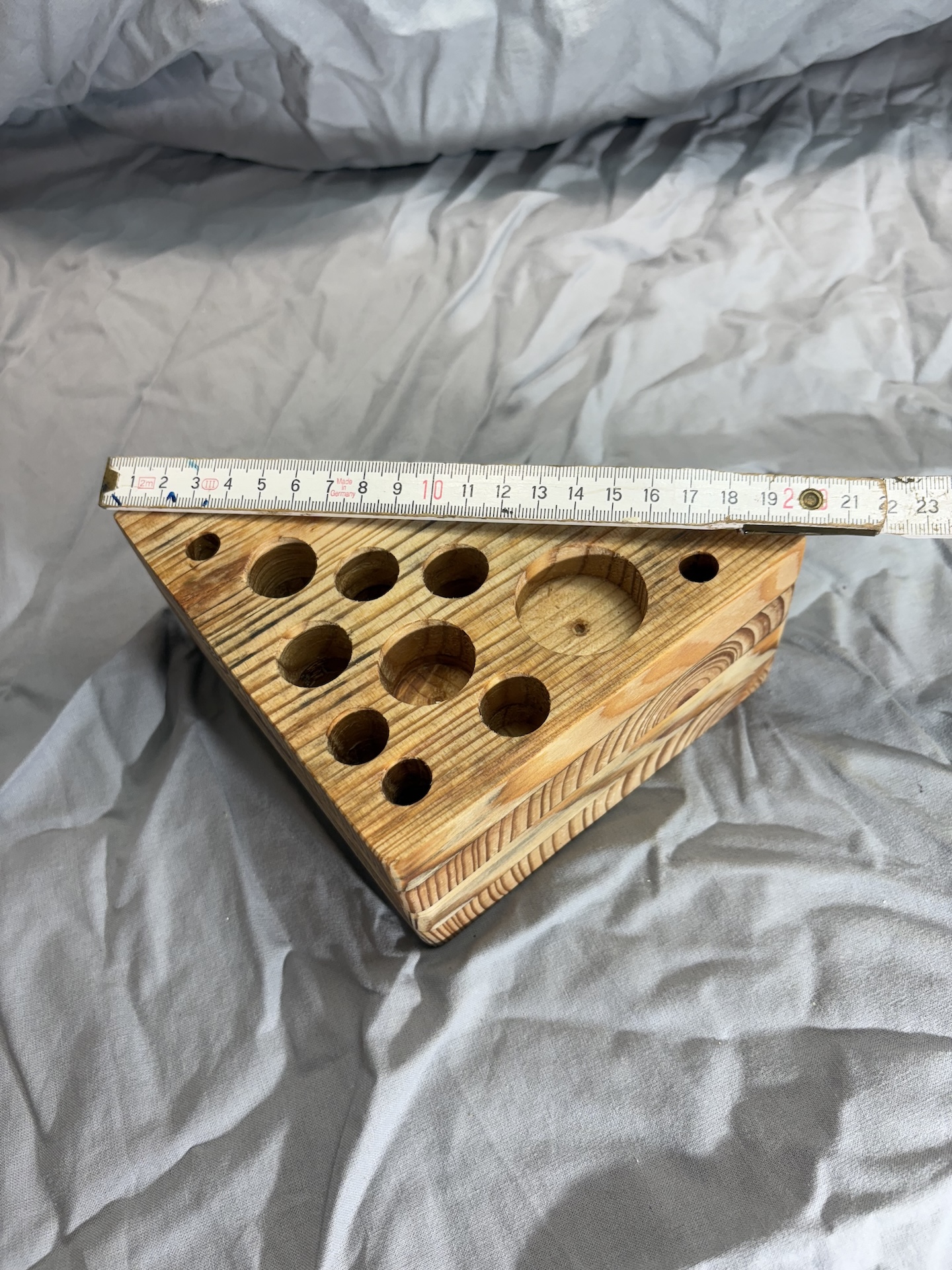 Ordnungssystem-Block, manuell bearbeitet, Unikat aus Lärchenholz