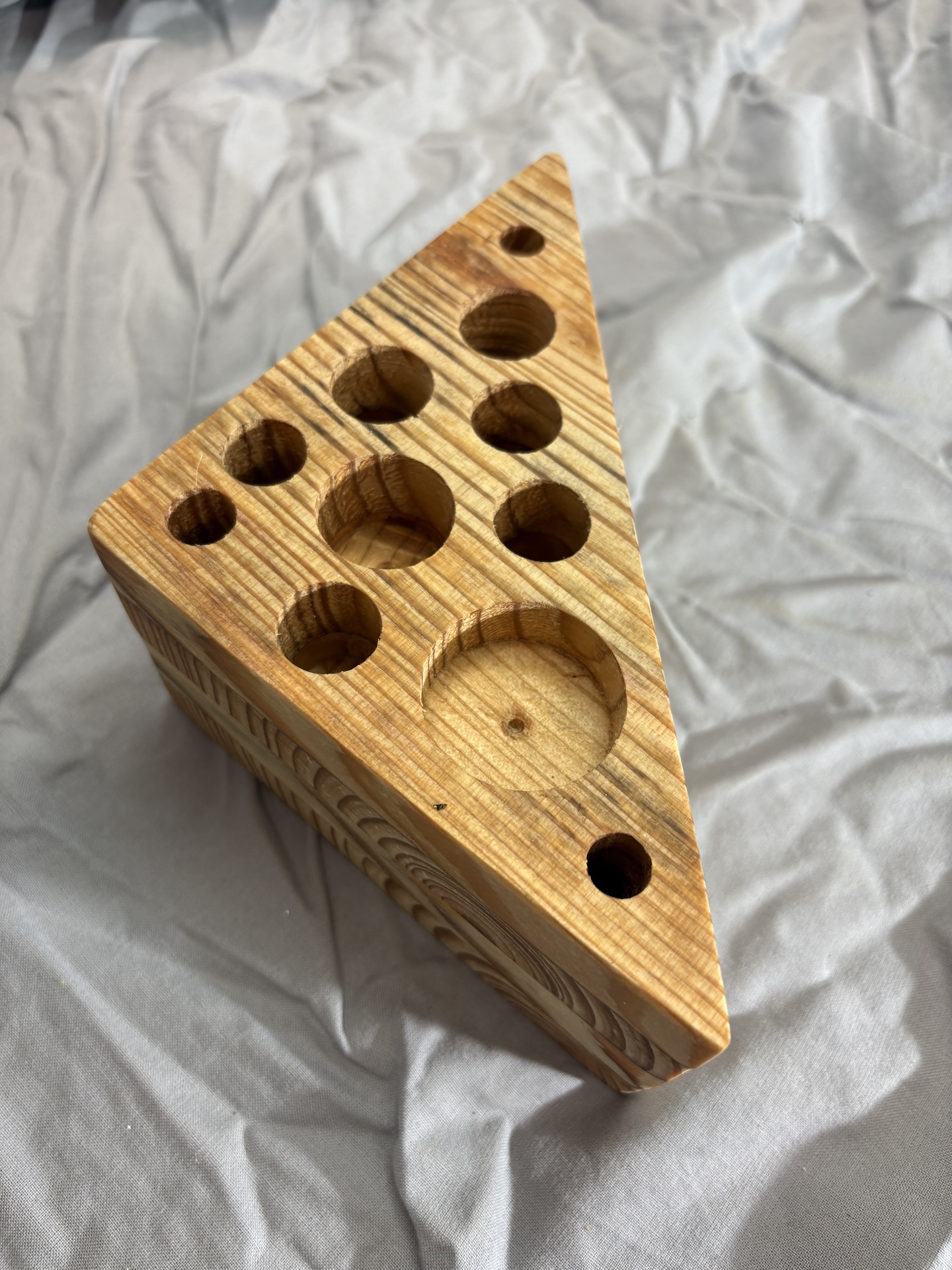 Ordnungssystem-Block, manuell bearbeitet, Unikat aus Lärchenholz