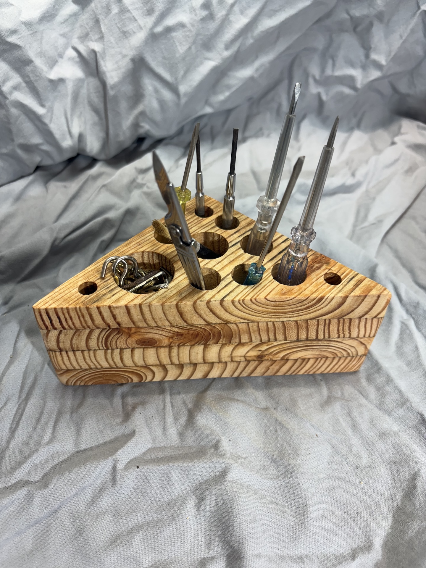 Dreieck mit mehreren Bohrungen, Durchmesser: 1 bis 3,4 cm, Tiefe: 1,7 bis 5 cm