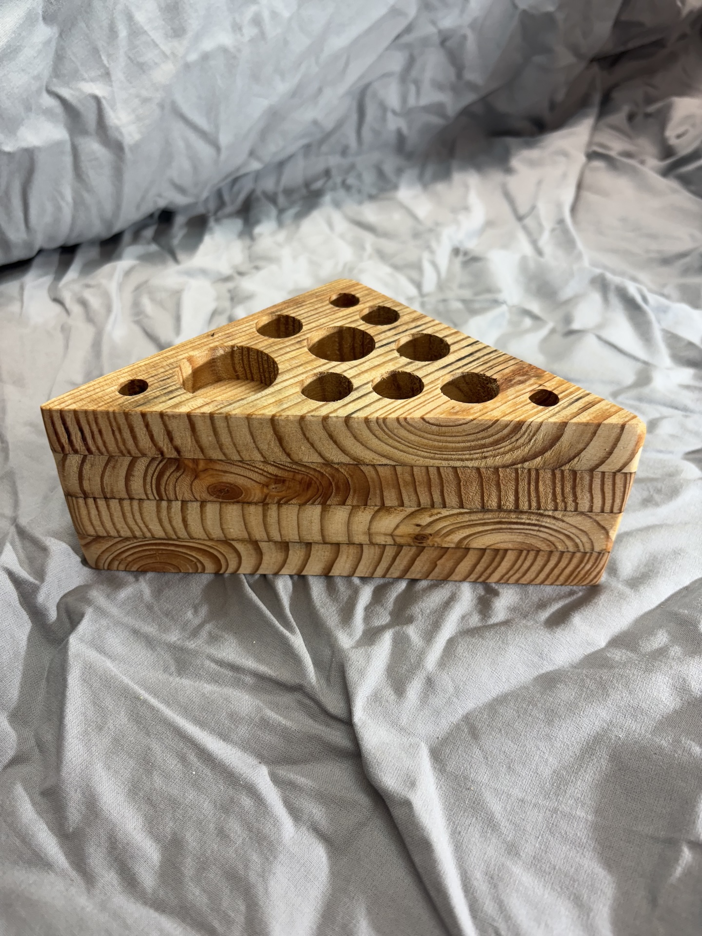 Ordnungssystem-Block, manuell bearbeitet, Unikat aus Lärchenholz