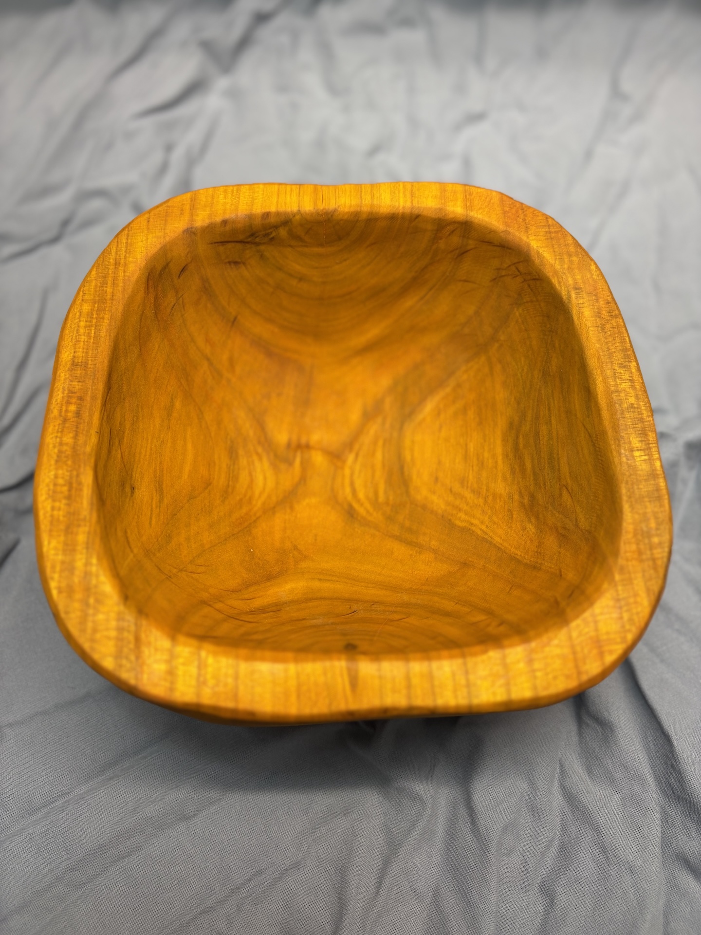 Quadratische Holzschale ohne Inhalt