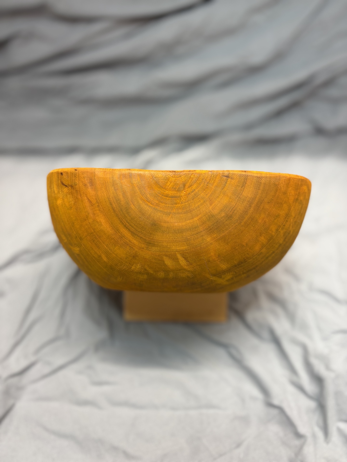 Quadratische Holzschale von der Seite