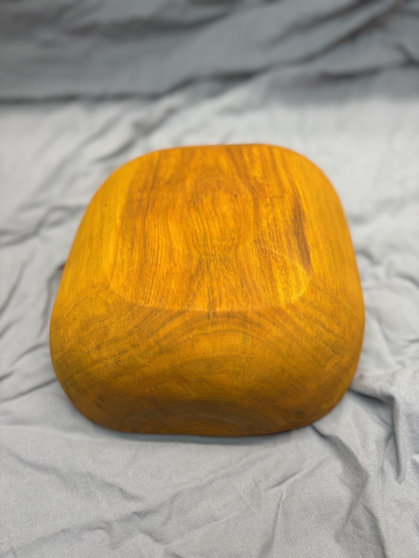 Quadratische Holzschale von unten