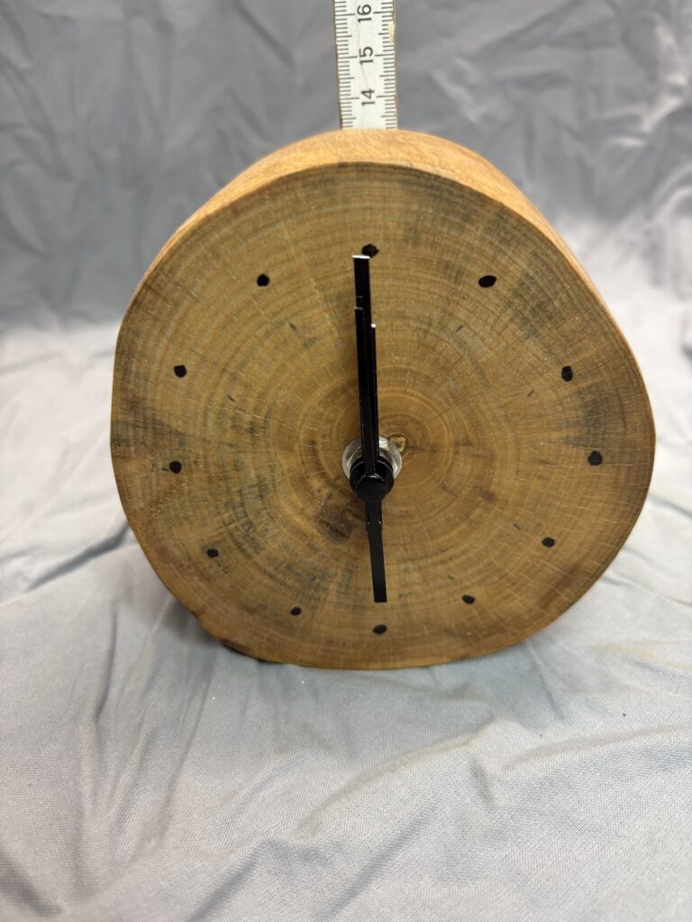 Holzuhr in Handarbeit gefertigt, Natur, Unikat aus Laubholz, Präzises Funk-Uhrwerk