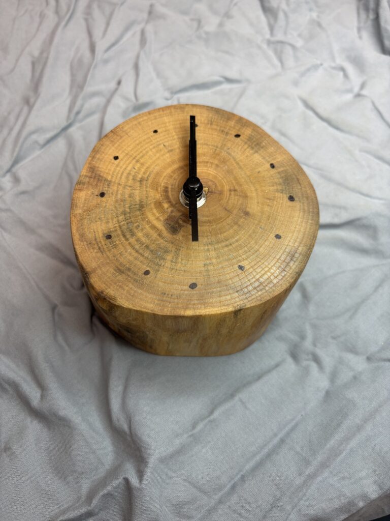 Holzuhr in Handarbeit gefertigt, Natur, Unikat aus Laubholz, Präzises Funk-Uhrwerk