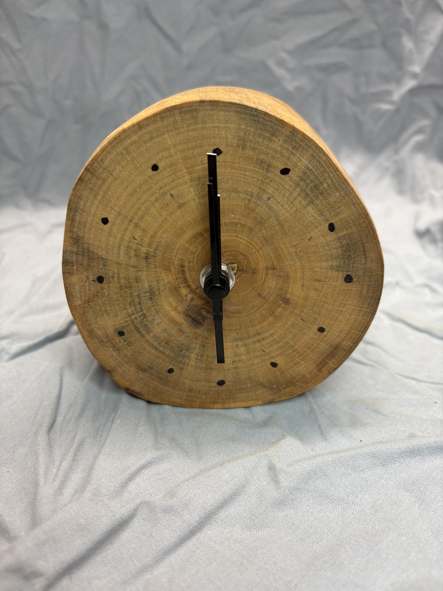 Holzuhr in Handarbeit gefertigt, Natur, Unikat aus Laubholz, Präzises Funk-Uhrwerk