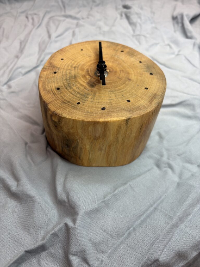 Holzuhr in Handarbeit gefertigt, Natur, Unikat aus Laubholz, Präzises Funk-Uhrwerk