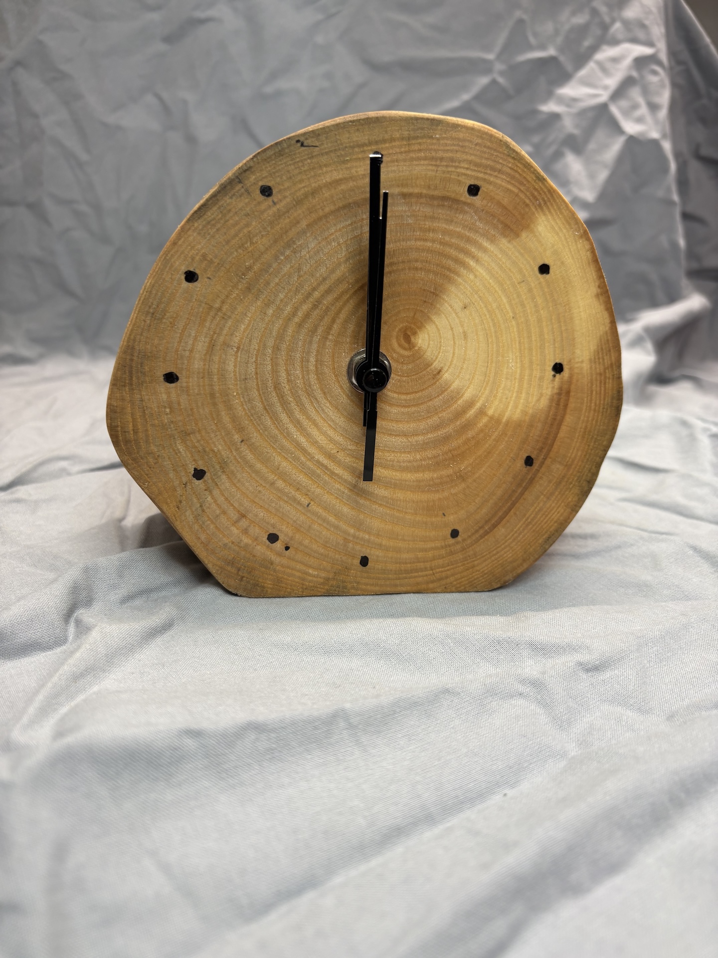 Holzuhr in Handarbeit gefertigt, Natur, Unikat aus Laubholz, Präzises Funk-Uhrwerk