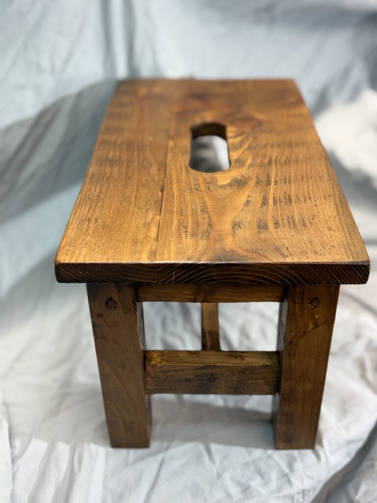 Fußbank, geleimt, geschliffen, Eiche gebeizt und lackiert