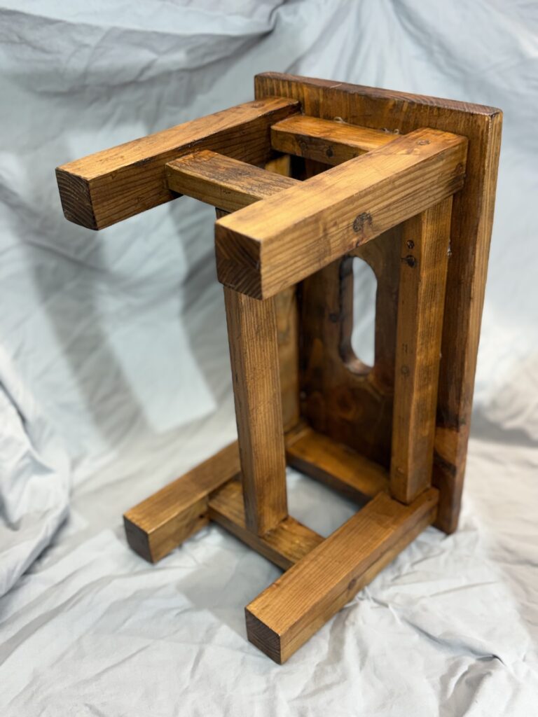 Fußbank, geleimt, geschliffen, Eiche gebeizt und lackiert