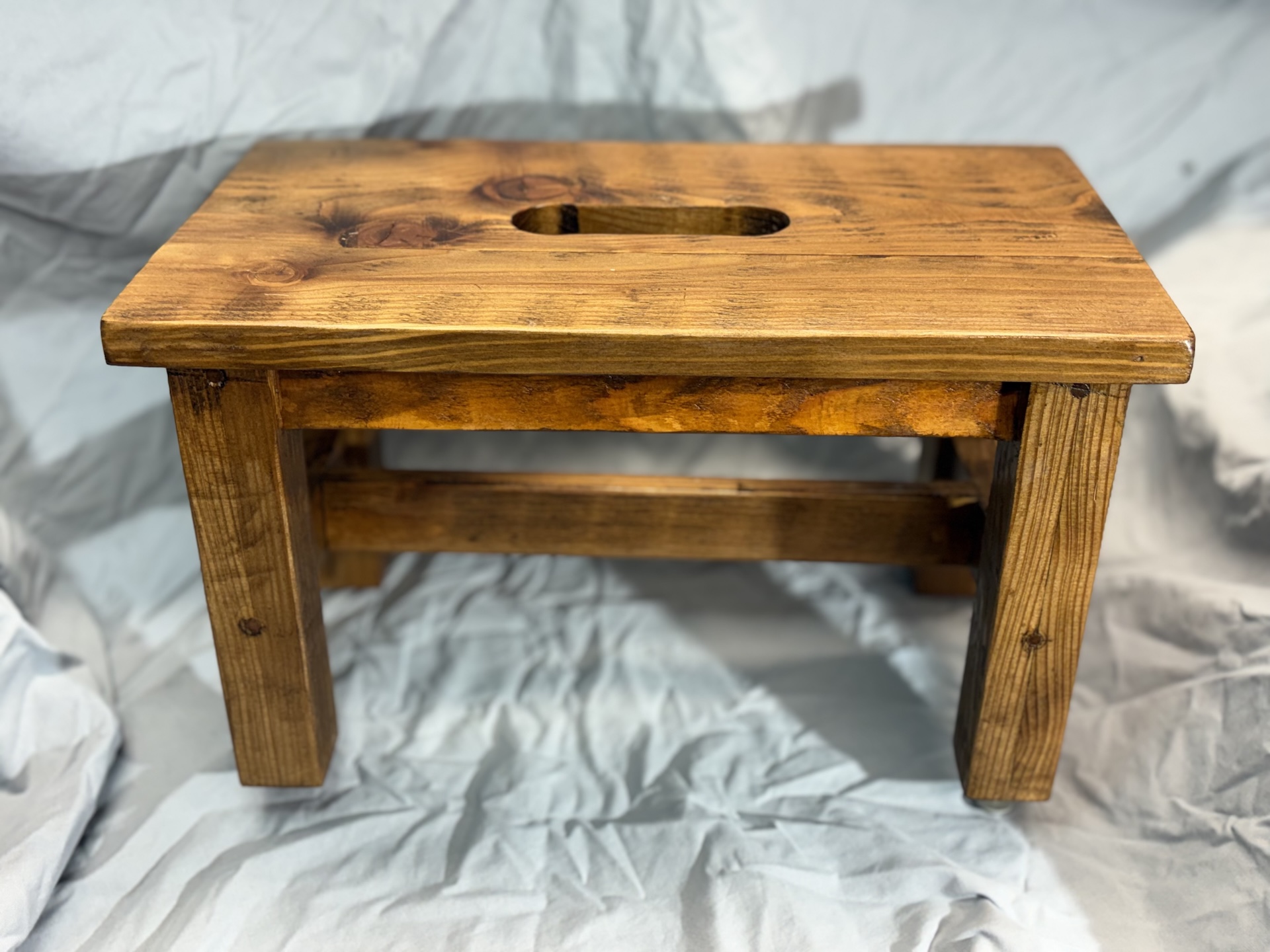 Fußbank, geleimt, geschliffen, Eiche gebeizt und lackiert