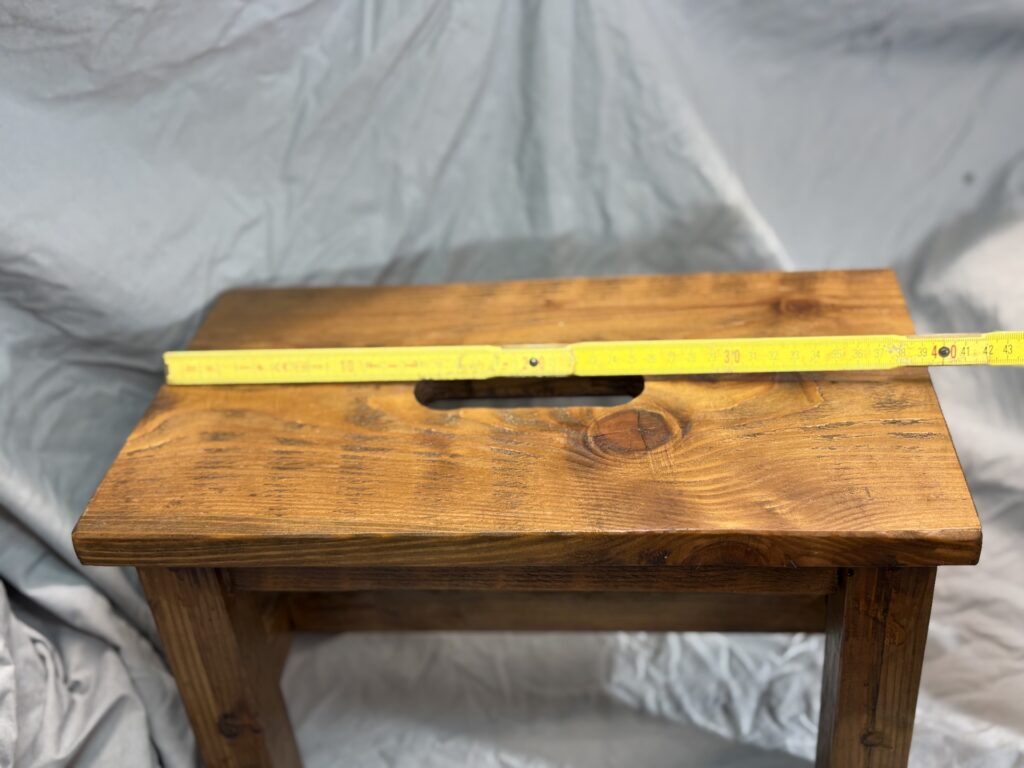 Fußbank, geleimt, geschliffen, Eiche gebeizt und lackiert