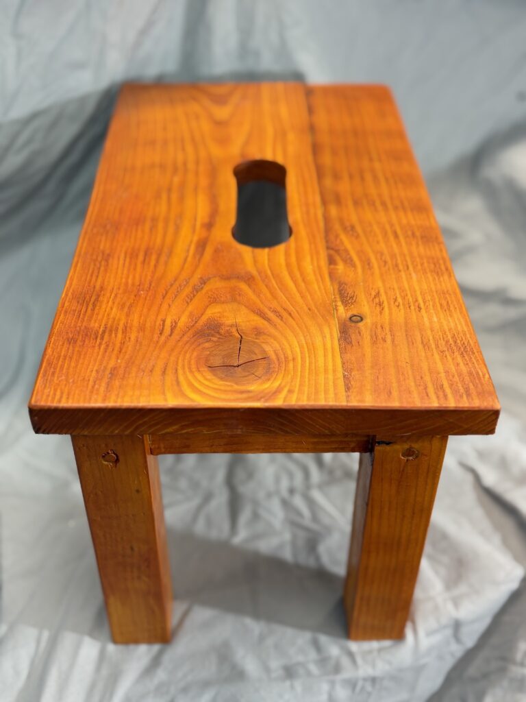 Fußbank, geleimt, geschliffen, Kirsche gebeizt und lackiert