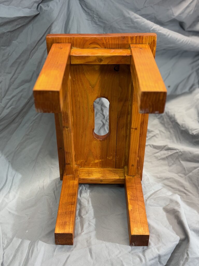 Fußbank, geleimt, geschliffen, Kirsche gebeizt und lackiert