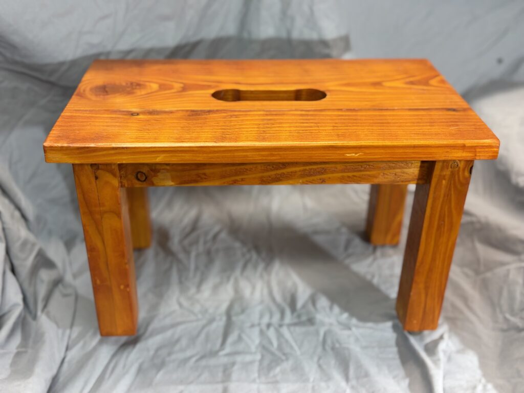 Fußbank, geleimt, geschliffen, Kirsche gebeizt und lackiert