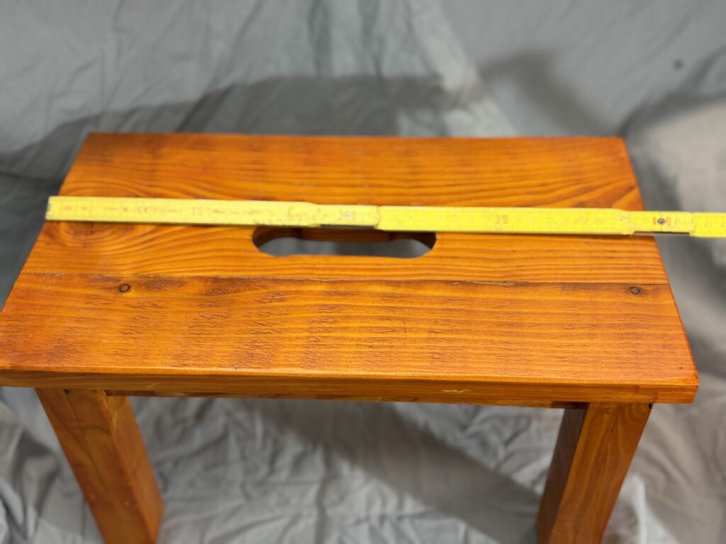 Fußbank, geleimt, geschliffen, Kirsche gebeizt und lackiert